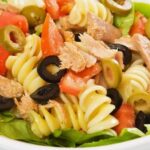 Ensalada de fideos con atún, pimientos y aceitunas receta peruana