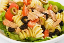 Ensalada de fideos con atún, pimientos y aceitunas receta peruana