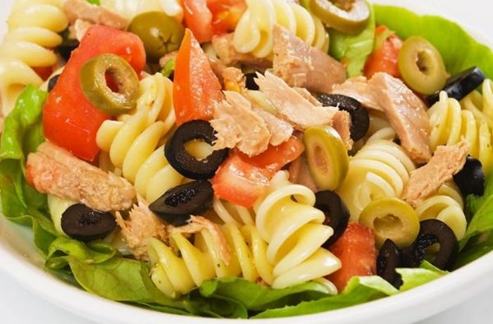 Ensalada de fideos con atún, pimientos y aceitunas receta peruana