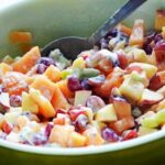 Ensalada de frutas con yogurt y canela en bol receta casera