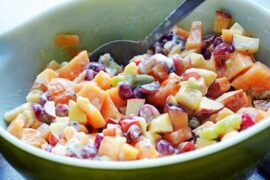 Ensalada de frutas con yogurt y canela en bol receta casera