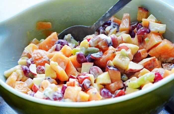 Ensalada de frutas con yogurt y canela en bol receta casera