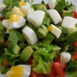 Ensalada de palta con tomate lechuga y huevo receta peruana