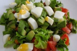 Ensalada de palta con tomate lechuga y huevo receta peruana
