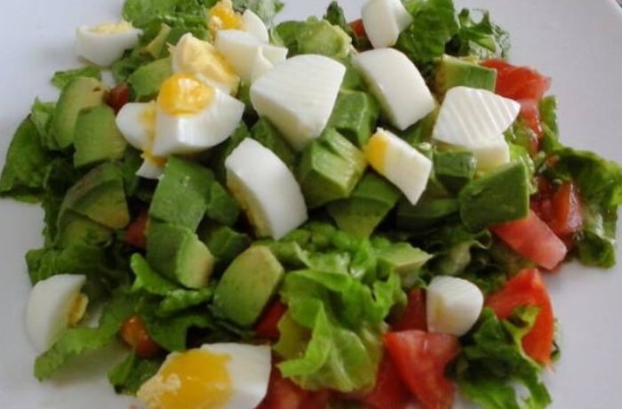 Ensalada de palta con tomate lechuga y huevo receta peruana