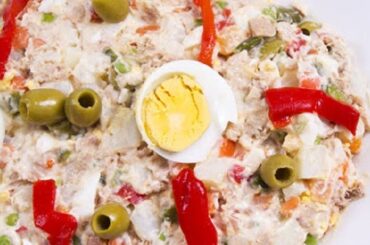 Ensaladilla rusa española con atún, huevo, aceitunas y pimiento receta de tapa