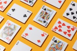 Estrategias de apuestas con cartas en póker y blackjack