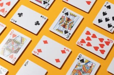 Estrategias de apuestas con cartas en póker y blackjack