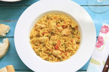 Fideuá de pollo y verduras con judías verdes en paellera receta española