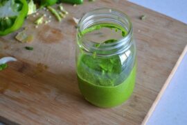 Guasacaca venezolana casera salsa de aguacate con cilantro y ají dulce