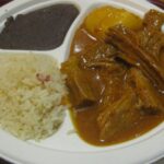 Hilachas guatemaltecas de carne deshebrada en recado rojo con papa y güisquil