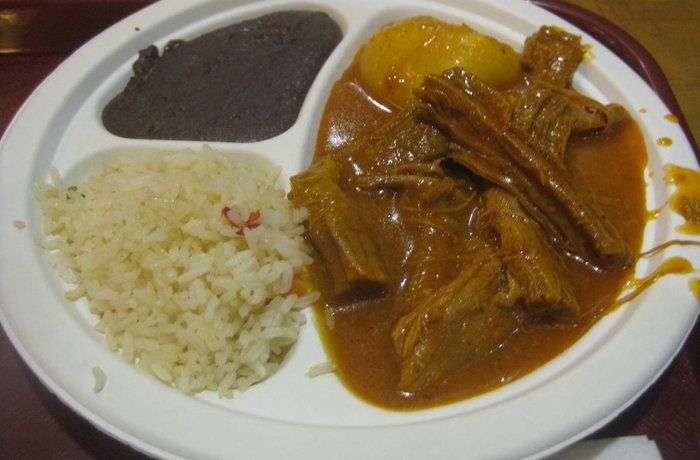 Hilachas guatemaltecas de carne deshebrada en recado rojo con papa y güisquil