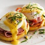 Huevos benedictinos con salsa holandesa sobre pan tostado receta casera