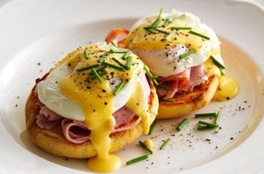 Huevos benedictinos con salsa holandesa sobre pan tostado receta casera