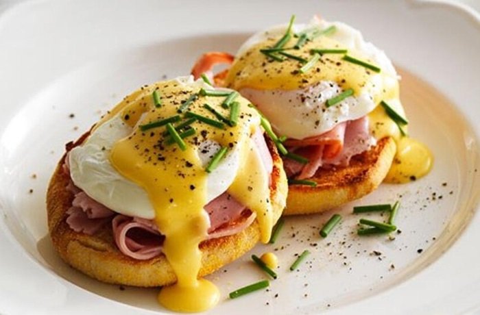 Huevos benedictinos con salsa holandesa sobre pan tostado receta casera