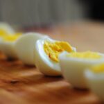 Huevos duros perfectos pelados y cortados receta casera