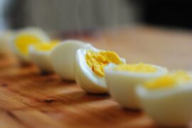 Huevos duros perfectos pelados y cortados receta casera