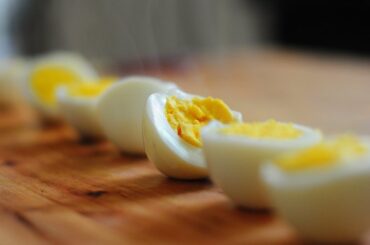 Huevos duros perfectos pelados y cortados receta casera