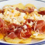 Huevos rotos con jamón ibérico y patatas fritas receta española