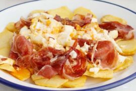 Huevos rotos con jamón ibérico y patatas fritas receta española