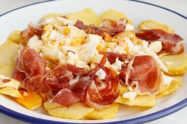 Huevos rotos con jamón ibérico y patatas fritas receta española