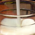 Kéfir de leche casero con nódulos en frasco de vidrio receta casera