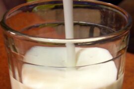 Kéfir de leche casero con nódulos en frasco de vidrio receta casera