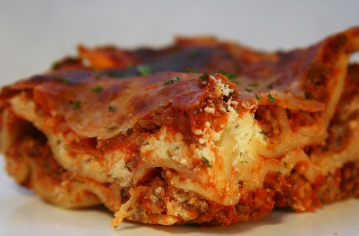 Lasaña de carne gratinada con boloñesa y bechamel receta casera