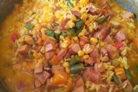 Locrio de salami dominicano en caldero receta casera