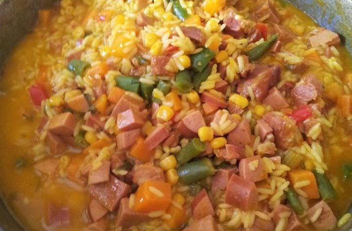 Locrio de salami dominicano en caldero receta casera