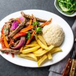 Lomo saltado con papas fritas y arroz blanco receta peruana