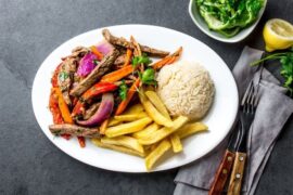 Lomo saltado con papas fritas y arroz blanco receta peruana