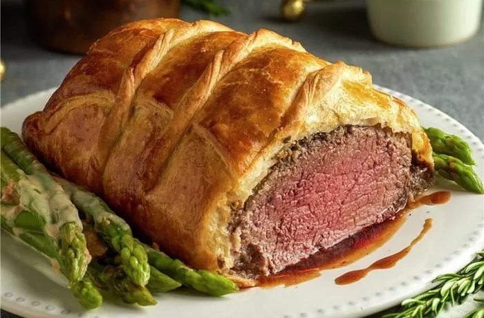Lomo Wellington en hojaldre cortado en rodajas receta casera