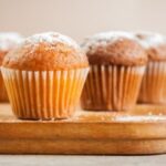 Magdalenas caseras de la abuela con copete en cápsulas de papel receta española