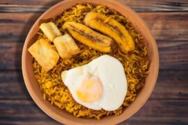 Majadito de charque boliviano con huevo frito plátano y yuca receta casera