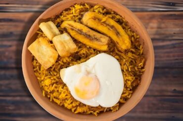 Majadito de charque boliviano con huevo frito plátano y yuca receta casera