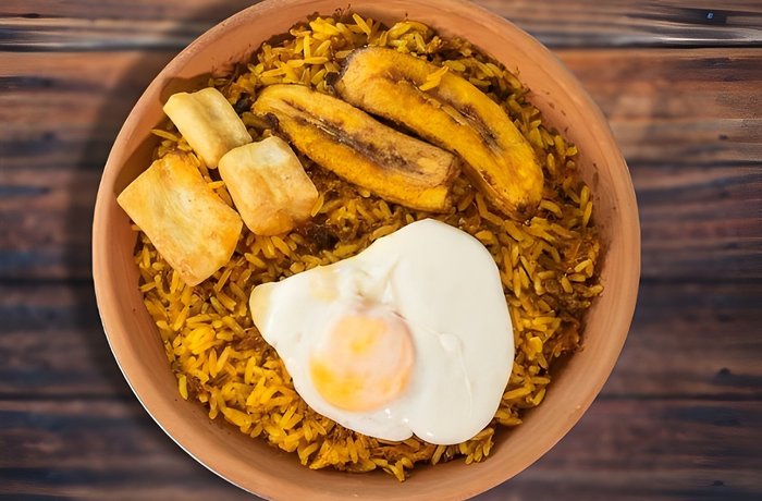 Majadito de charque boliviano con huevo frito plátano y yuca receta casera