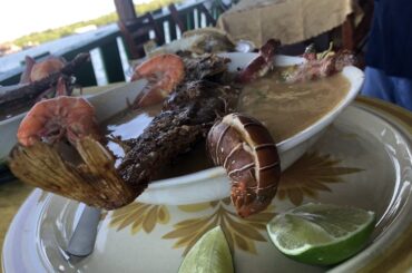Mariscada salvadoreña cremosa con camarones y cangrejo receta casera