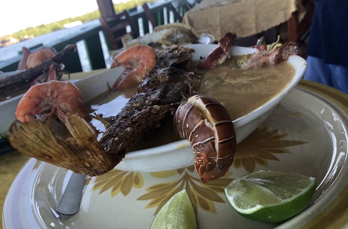 Mariscada salvadoreña cremosa con camarones y cangrejo receta casera