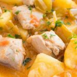Marmitako de bonito con patatas y pimientos en cazuela receta vasca