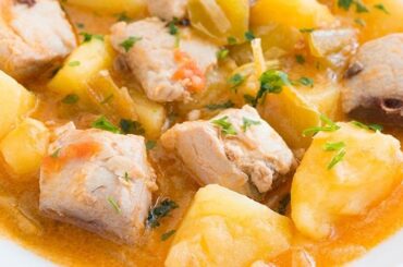 Marmitako de bonito con patatas y pimientos en cazuela receta vasca