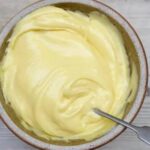 Mayonesa casera en licuadora servida en bol receta casera