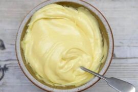 Mayonesa casera en licuadora servida en bol receta casera