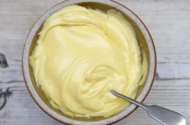Mayonesa casera en licuadora servida en bol receta casera