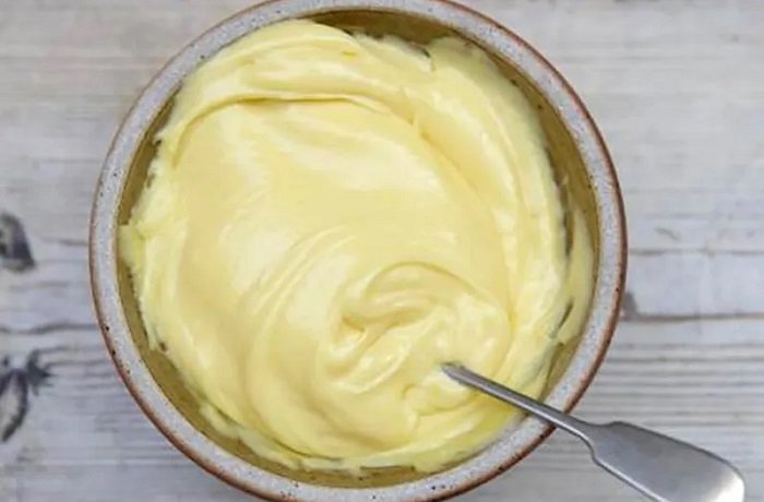Mayonesa casera en licuadora servida en bol receta casera