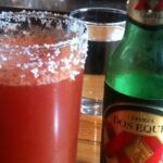 Michelada mexicana con limón sal y salsas en vaso escarchado receta casera