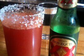 Michelada mexicana con limón sal y salsas en vaso escarchado receta casera