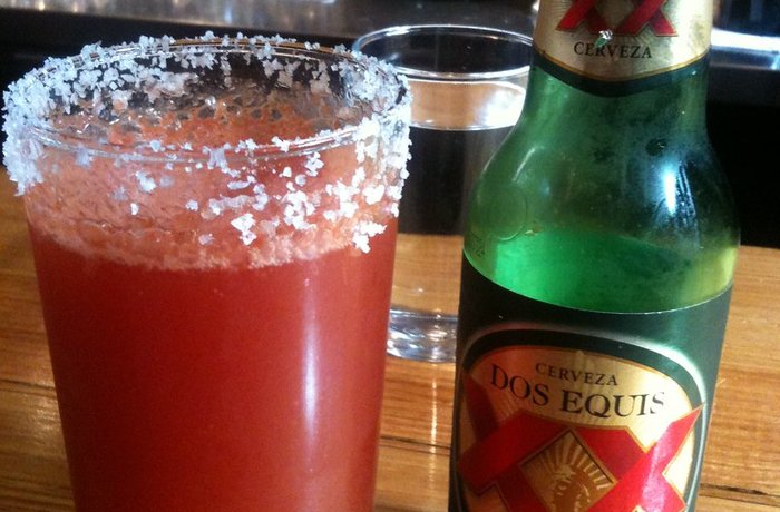 Michelada mexicana con limón sal y salsas en vaso escarchado receta casera