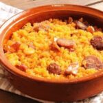 Migas del pastor con chorizo panceta y huevo frito en cazuela de barro receta española