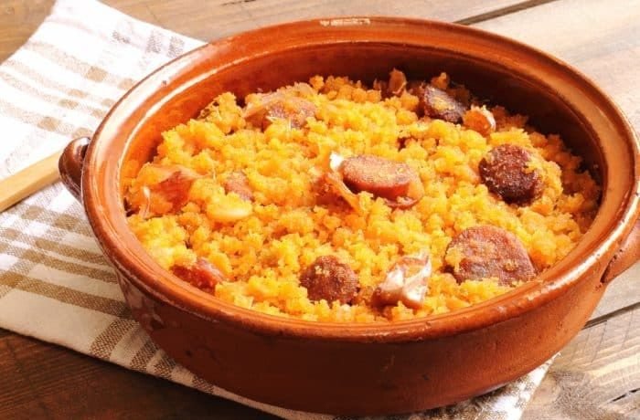Migas del pastor con chorizo panceta y huevo frito en cazuela de barro receta española